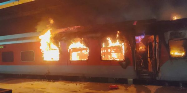 நள்ளிரவில் திடீரென தீப்பிடித்து எரிந்த ரயில் - ஒருவர் பரிதாப பலி!