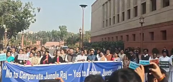 புதிய தொழிலாளர் சட்டங்களுக்கு எதிர்ப்பு தெரிவித்து நாடாளுமன்ற வளாகத்தில் எதிர்க்கட்சிகளைச் சேர்ந்த எம்பிக்கள் போராட்டம் புதிய தொழிலாளர் சட்டங்களுக்கு எதிர்ப்பு தெரிவித்து நாடாளுமன்ற வளாகத்தில் எதிர்க்கட்சிகளைச் சேர்ந்த எம்பிக்கள் போராட்டம்