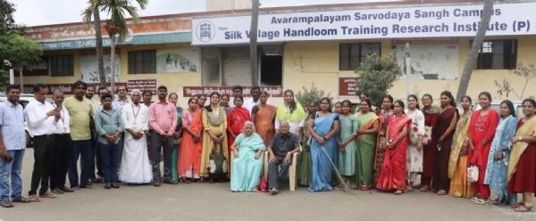Coimbatore Avarampalayam Sarvodaya Sangh Secretary Sivakumar inaugurated the work of naturally produced sarees by cutting the ribbon. Coimbatore Avarampalayam Sarvodaya Sangh Secretary Sivakumar inaugurated the work of naturally produced sarees by cutting the ribbon.