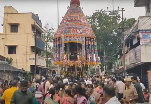 சுவாமிமலையில் இன்று கார்த்திகை தீபத்திருவிழா தேரோட்டம் சுவாமிமலையில் இன்று கார்த்திகை தீபத்திருவிழா தேரோட்டம்