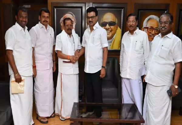 அதிமுக முன்னாள் எம்.எல்.ஏ. சின்னசாமி திமுகவில் இணைந்தார் அதிமுக முன்னாள் எம்.எல்.ஏ. சின்னசாமி திமுகவில் இணைந்தார்