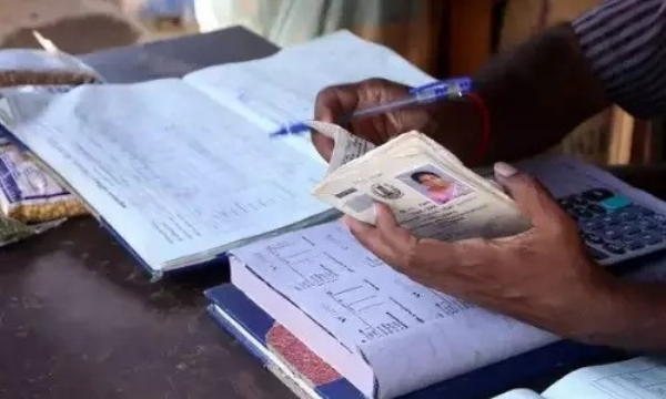 டிஜிட்டல் மயமாக்கல் முயற்சிகளின் விளைவாக 2020 மற்றும் 2025 க்கு இடையில் நாட்டில் 2.49 கோடி ரேஷன் கார்டுகள் ரத்து - மத்திய அரசு தகவல் டிஜிட்டல் மயமாக்கல் முயற்சிகளின் விளைவாக 2020 மற்றும் 2025 க்கு இடையில் நாட்டில் 2.49 கோடி ரேஷன் கார்டுகள் ரத்து - மத்திய அரசு தகவல்