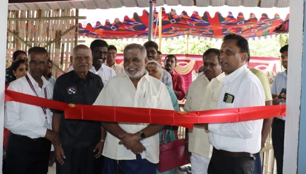 Coimbatore Avarampalayam Sarvodaya Sangh Secretary Sivakumar inaugurated the work of naturally produced sarees by cutting the ribbon. Coimbatore Avarampalayam Sarvodaya Sangh Secretary Sivakumar inaugurated the work of naturally produced sarees by cutting the ribbon.