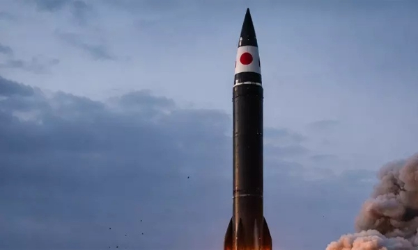 அணு ஆயுதத் தாக்குதல் தடுப்பு முயற்சியாக வடகொரியா நீண்ட தூரம் சென்று தாக்கக்கூடிய ஏவுகணைகளை ஏவி சோதனை