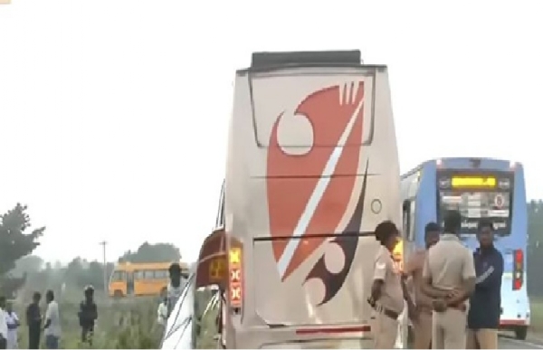 புதுக்கோட்டையில் தனியார் பேருந்து லாரியில் மோதி விபத்து - 7 பேர் படுகாயம்