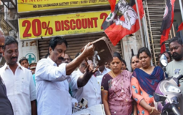 புதுச்சேரி மருந்தகங்களில் போலி மருந்துகள் விற்பனை செய்யப்படுவதைக் கண்டித்து அதிமுகவினர் போராட்டம்