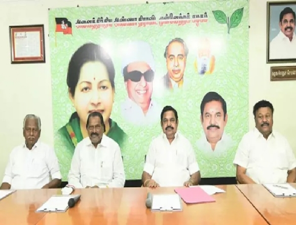 அதிமுக மாவட்டச் செயலாளர்கள் கூட்டம் எடப்பாடி பழனிசாமி தலைமையில் தொடக்கம்