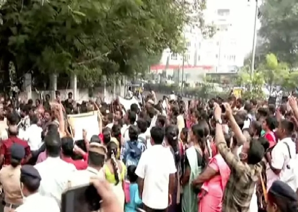 சென்னையில் இடைநிலை ஆசிரியர்கள் இன்று 6-வது நாளாக போராட்டம்