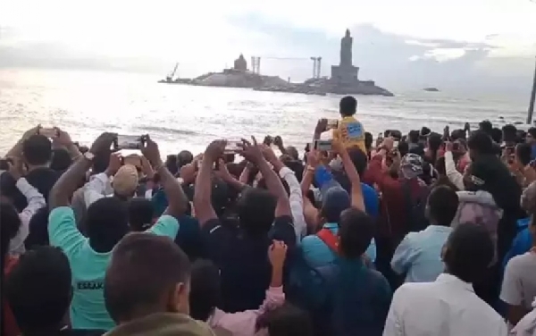 புத்தாண்டைக் கொண்டாட கன்னியாகுமரியில் குவியும் சுற்றுலா பயணிகள்