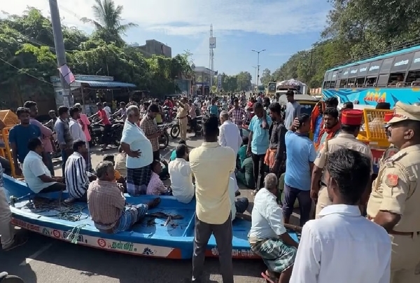கடல் அரிப்பு காரணமாக ரூ.50 லட்சம் மதிப்புள்ள படகுகள், வலைகள் சேதம் - மீனவர்கள் போராட்டம் கடல் அரிப்பு காரணமாக ரூ.50 லட்சம் மதிப்புள்ள படகுகள், வலைகள் சேதம் - மீனவர்கள் போராட்டம்