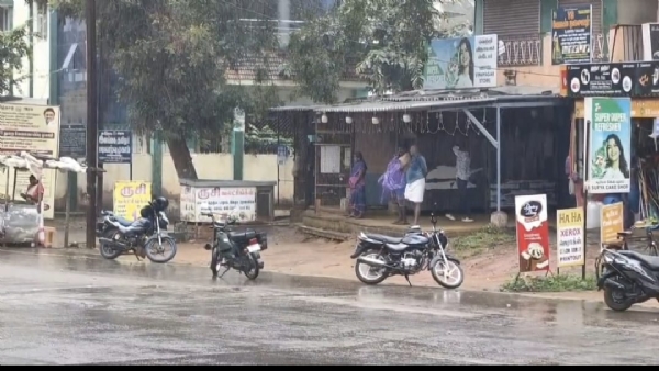 In the suburban areas of Coimbatore, there has been rain since morning, with the sky completely covered by clouds. In the suburban areas of Coimbatore, there has been rain since morning, with the sky completely covered by clouds.