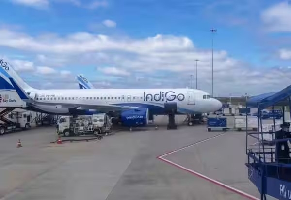 நவம்பர் மாதத்தில் 1,200 விமானங்களின் சேவை ரத்து குறித்து இண்டிகோ நிறுவனத்திடம் விமானப் போக்குவரத்து பொது இயக்குநரகம் விசாரணை நவம்பர் மாதத்தில் 1,200 விமானங்களின் சேவை ரத்து குறித்து இண்டிகோ நிறுவனத்திடம் விமானப் போக்குவரத்து பொது இயக்குநரகம் விசாரணை