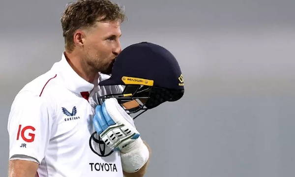 ஆஷஸ் 2-வது டெஸ்ட் முதல் நாளில் இங்கிலாந்து அணி 9 விக்கெட்டுகள் இழப்புக்கு 325 ரன்கள் குவிப்பு - ரூட் அபார சதம்