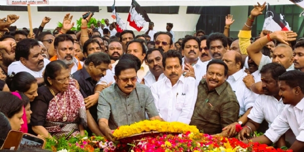 முன்னாள் முதல்வர் ஜெயலலிதா நினைவிடத்தில் டிடிவி தினகரன் அஞ்சலி முன்னாள் முதல்வர் ஜெயலலிதா நினைவிடத்தில் டிடிவி தினகரன் அஞ்சலி