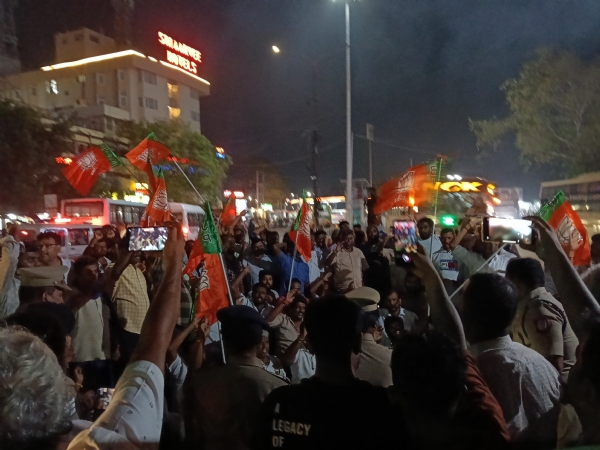 Hundreds of BJP members were arrested during a protest in front of Coimbatore Gandhipuram bus station condemning the arrest of BJP state president Nainar Nagendran. Hundreds of BJP members were arrested during a protest in front of Coimbatore Gandhipuram bus station condemning the arrest of BJP state president Nainar Nagendran.