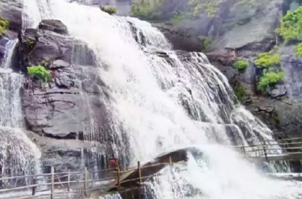 குற்றாலம் மெயின் அருவியில் சுற்றுலா பயணிகள் குளிக்க தடை குற்றாலம் மெயின் அருவியில் சுற்றுலா பயணிகள் குளிக்க தடை