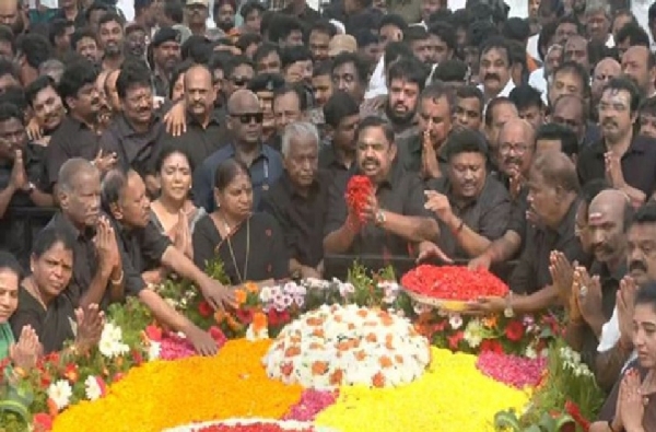 முன்னாள் முதல்வர் ஜெயலலிதா நினைவிடத்தில் அதிமுகவினர் அஞ்சலி முன்னாள் முதல்வர் ஜெயலலிதா நினைவிடத்தில் அதிமுகவினர் அஞ்சலி