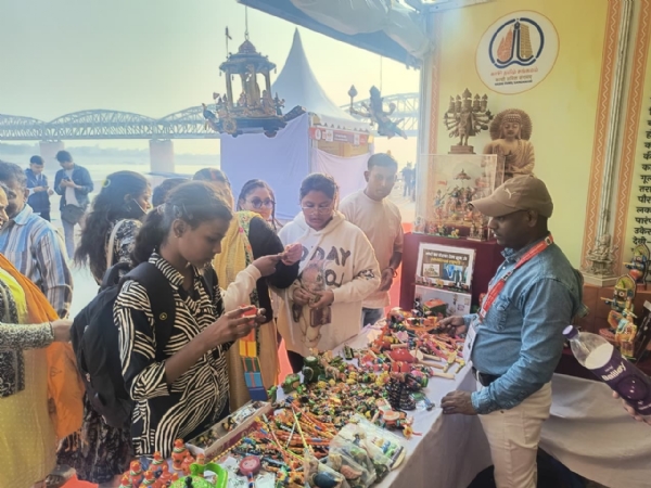 காசி-தமிழ் சங்கமம் - பார்வையாளர்களால் கவரப்படும் டிசி கைவினைப்பொருட்களின் மரவேலைப்பாடுகள்