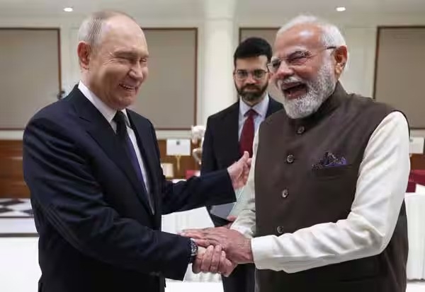 பிரதமர் மோடி இந்தியாவிற்கும் ரஷ்யாவிற்கும் இடையே உறவுகளை வலுப்படுத்துவதற்கு அர்ப்பணிப்புடன் செயல்படும் நம்பகமான தலைவர் - ரஷ்ய அதிபர் புடின் புகழாரம் பிரதமர் மோடி இந்தியாவிற்கும் ரஷ்யாவிற்கும் இடையே உறவுகளை வலுப்படுத்துவதற்கு அர்ப்பணிப்புடன் செயல்படும் நம்பகமான தலைவர் - ரஷ்ய அதிபர் புடின் புகழாரம்
