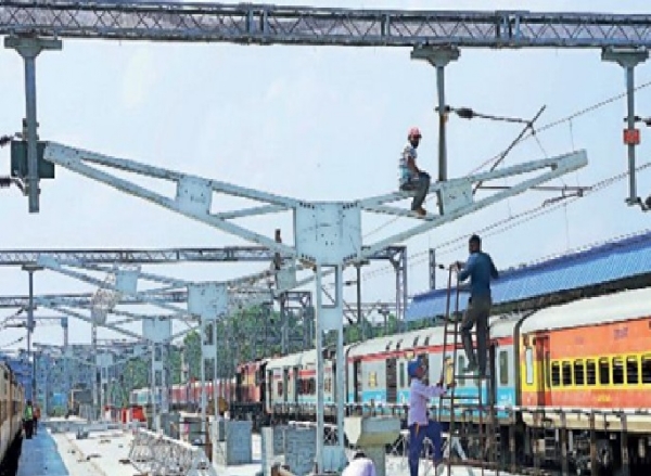 கரூர் ரயில் நிலையத்தில் அம்ரித் பாரத் திட்ட பணிகள் தீவிரம் கரூர் ரயில் நிலையத்தில் அம்ரித் பாரத் திட்ட பணிகள் தீவிரம்