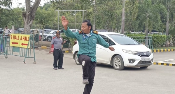 A video of an Assam youth managing traffic in Coimbatore with dance moves has gone viral on social media, attracting a lot of attention. A video of an Assam youth managing traffic in Coimbatore with dance moves has gone viral on social media, attracting a lot of attention.