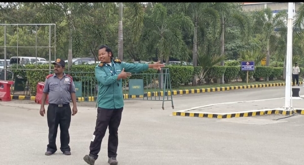 A video of an Assam youth managing traffic in Coimbatore with dance moves has gone viral on social media, attracting a lot of attention. A video of an Assam youth managing traffic in Coimbatore with dance moves has gone viral on social media, attracting a lot of attention.