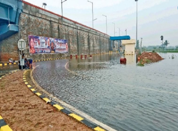 போந்தவாக்கம் ஏரியின் உபரி நீர் 4 வழிச்சாலையில் ஓடுவதால் வாகன ஓட்டிகள் அவதி போந்தவாக்கம் ஏரியின் உபரி நீர் 4 வழிச்சாலையில் ஓடுவதால் வாகன ஓட்டிகள் அவதி