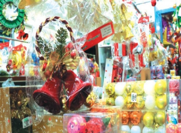 கிறிஸ்துமஸ் பண்டிகையை முன்னிட்டு ஸ்டார்கள், குடில்கள் விற்பனை மும்முரம் கிறிஸ்துமஸ் பண்டிகையை முன்னிட்டு ஸ்டார்கள், குடில்கள் விற்பனை மும்முரம்