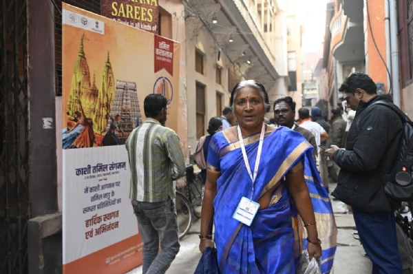 காசி தமிழ் சங்கமம் 4.0 -  இன்று மகாகவி  பாரதியாரின்  வீட்டை  தமிழ் குழுவினர் பார்வையிட்டனர்