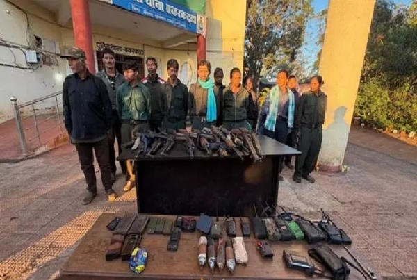 ரூ. 1 கோடி சன்மானம் அறிவிக்கப்பட்  நக்சல் உள்பட 12 நக்சலைட்டுகள் போலீசில் சரண்