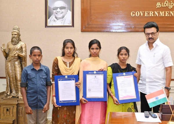 பெற்றோரை இழந்த 4  குழந்தைகளுக்கு  நலத்திட்ட உதவிகளை முதல்வர் ஸ்டாலின் வழங்கினார்