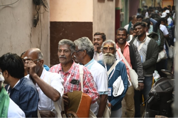 காசி தமிழ் சங்கமம் 4.0 - தமிழ் தூதுக்குழுவினர் கங்கையில் புனித நீராடி மகிழ்ந்தனர் காசி தமிழ் சங்கமம் 4.0 - தமிழ் தூதுக்குழுவினர் கங்கையில் புனித நீராடி மகிழ்ந்தனர்