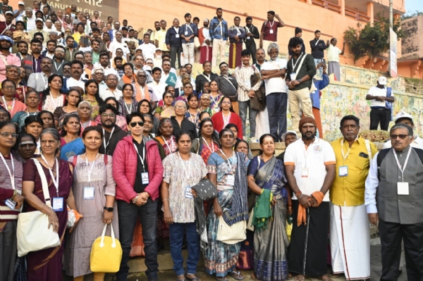 காசி தமிழ் சங்கமம் 4.0 - தமிழ் தூதுக்குழுவினர் கங்கையில் புனித நீராடி மகிழ்ந்தனர் காசி தமிழ் சங்கமம் 4.0 - தமிழ் தூதுக்குழுவினர் கங்கையில் புனித நீராடி மகிழ்ந்தனர்