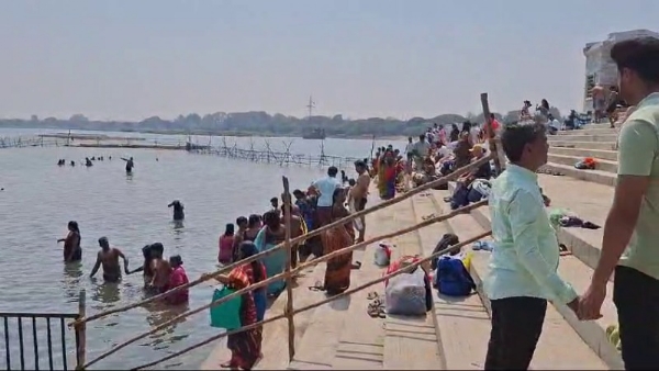 மைசூர், பிப்ரவரி 10  (ஹி.ச.)  தென்னிந்தியாவில் கும்பமேளா தொடங்கிவிட்டது. மைசூர் மாவட்டம், டி.நரசிபுராவில் உள்ள திரிவேணி சங்கமத்தில், காவிரி, கபிலா மற்றும் ஸ்ஃபாதிகா ஏரிகள் சந்திக்கும் இடத்தில், 13வது கும்பமேளா இன்று தொடங்கி 3 நாட்கள் நடைபெறும்.  இன்று, த்ரயோதசி, புஷ்ய தினத்தன்று, அதிகாலையில் அகஸ்தேஸ்வரரின் முன்னிலையில் அனுஜ்னே, புண்யாஹம், கணஹோமா, பூர்ணாஹுதி, அபிஷேகம், மகாமங்களார்த்தி உள்ளிட்ட பல வழிபாட்டு நிகழ்ச்சிகள் தொடங்கியுள்ளன.  மாலை 5 மணிக்கு மதக் கூட்டம், கலாச்சார நிகழ்ச்சிகள் மற்றும் விருந்தினர் பிரமுகர்களின் பங்கேற்புடன் தொடக்க விழா மற்றும் கொடியேற்றம் நடைபெறும்.  டி. நரசிப்பூரில் உள்ள திரிவேணி சங்கமத்தில் ஆறு ஆண்டுகளுக்குப் பிறகு நடைபெறும் கும்பமேளாவில் ஆயிரக்கணக்கான பக்தர்கள் கூடுவார்கள் என்று எதிர்பார்க்கப்படுகிறது. அரசாங்கமும் மாவட்ட நிர்வாகமும் அனைத்து ஏற்பாடுகளையும் செய்துள்ளன. மகா கும்பமேளாவின் புனித நீராடுதல் உத்தரபிரதேசத்தின் பிரயாக்ராஜில் நடைபெற்று வரும் நிலையில், டி. நரசீப்பூரில் உள்ள திரிவேணி சங்கமம் கர்நாடகாவில் புனித தலமாக அறியப்படுகிறது. புனித கும்பமேளா பிப்ரவரி 12 ஆம் தேதி நடைபெறும். கும்பமேளா புண்ணியஸ்னாவுக்கான நல்ல நேரம் மீன லக்னத்தில் காலை 9 மணி முதல் 9:30 மணி வரையிலும், ரிஷப லக்னத்தில் மதியம் 12 மணி முதல் மதியம் 1 மணி வரையிலும் நிர்ணயிக்கப்பட்டுள்ளது. இதற்காக அரசு ரூ.6 கோடியை ஒதுக்கியுள்ளது. மானியம் விடுவிக்கப்பட்டுள்ளது.