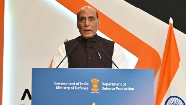 பெங்களூரு, பிப்ரவரி 10    உத்தரபிரதேசத்தில் கலாசார மகா கும்பமேளா நடந்து வருகிறது. தொழில்நுட்பம், ராணுவ தளவாடங்கள் மற்றும் போர் விமானங்களின் மாபெரும் கும்பம் இங்கு பெங்களூரில் நடக்கிறது என்று பாதுகாப்பு அமைச்சர் ராஜ்நாத் சிங் கூறினார். யலஹங்கா விமான தளத்தில் நான்கு நாள் ஏரோ இந்தியா 2025 விமான கண்காட்சியை தொடங்கி வைத்து அவர் திங்கள்கிழமை பேசினார்.   புதிய சவால்களுக்கு விடை காணும் பணியை மேற்கொள்ள வேண்டும். நமது அமைதி மற்றும் வலிமையின் மந்திரம் பலப்படுத்தப்பட வேண்டும். உலகில் நம் இடத்தை வலிமையாகக் காட்ட வேண்டும். மேம்பட்ட ஆராய்ச்சி மூலம் ஒரு படி முன்னேறியுள்ளோம் என்று ஏர்ஷோ நிகழ்ச்சியில் பாதுகாப்பு அமைச்சர் ராஜ்நாத் சிங் கூறினார்.  பிரதமர் நரேந்திர மோடியின் வழிகாட்டுதலின்படி நாங்கள் செயல்படுகிறோம். 10 வருடங்களாக விமானப் போக்குவரத்துத் துறையில் நிறைய சாதித்துள்ளோம். பட்ஜெட்டில் பாதுகாப்பு துறைக்கு 1,080 லட்சம் கோடி. முன்பதிவு செய்துள்ளோம் என்று தெரிவித்தார்.