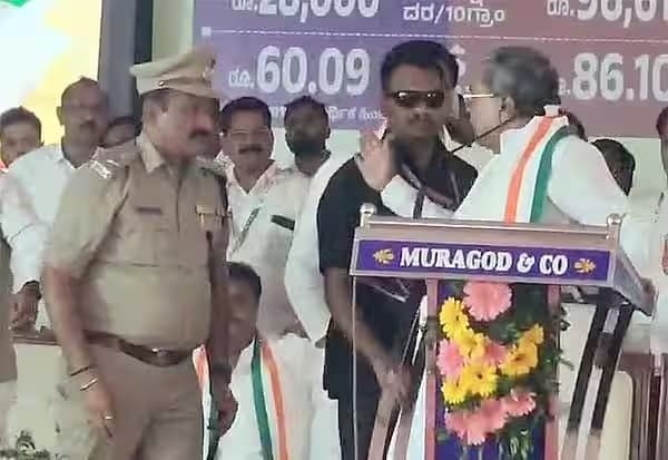 பொதுக்கூட்ட மேடையில் போலீஸ் அதிகாரியை அடிக்க பாய்ந்த முதல்வர்