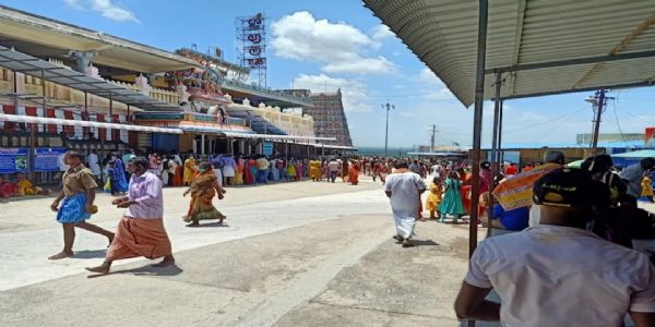 சித்திரை மாத கிருத்திகை  திருத்தணி முருகன் கோயிலில் குவிந்த பக்தர்கள்