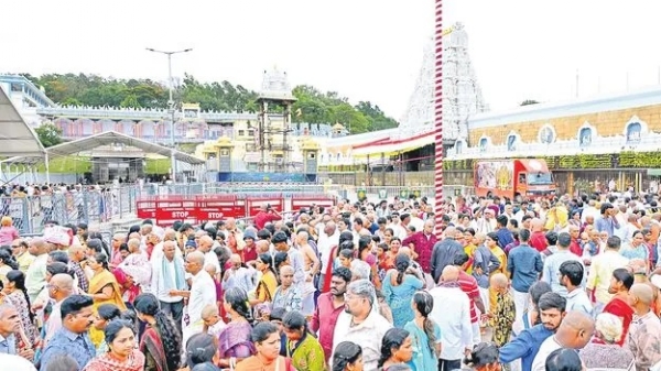 திருமலையில் பக்தர்கள் கூட்டம் அலைமோதுகிறது.