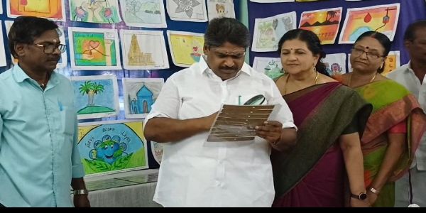 மாணவர்கள் கல்வியோடு சேர்த்து ஓவியத்தையும் கற்க வேண்டும் - அமைச்சர் திருமுருகன் வேண்டுகோள்
