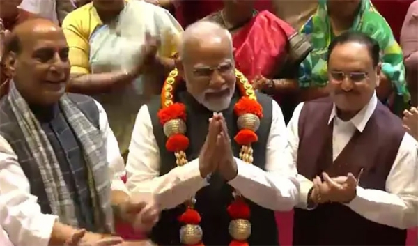 ஆபரேஷன்  சிந்தூர் வெற்றிக்காக நாடாளுமன்றத்தில் தேசிய ஜனநாயக கூட்டணி எம்.பி.க்கள் பிரதமர் மோடிக்கு பாராட்டு