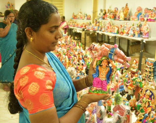 கூட்டுறவு சங்கத்தில் நவராத்திரி கொலு பொம்மைகள்  விற்பனை தொடக்கம்