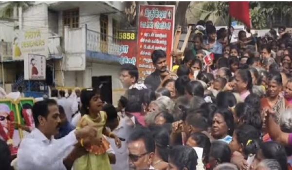 முண்டியடித்த மக்கள்