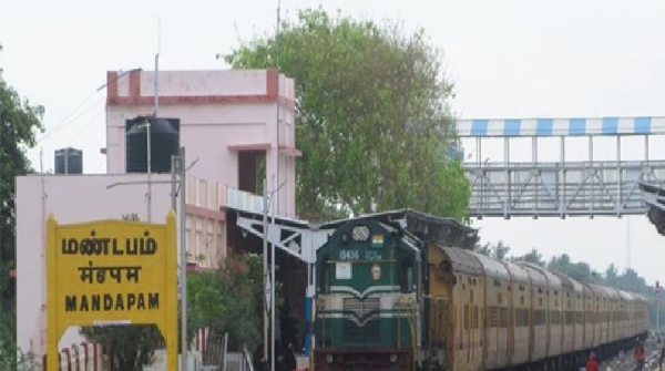 ராமேஸ்வரத்தில் சூறைக்காற்று வீசுவதால் பாதுகாப்பு கருதி ரெயில்கள் நிறுத்தம்