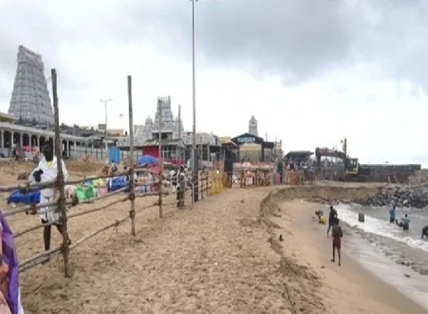 திருச்செந்தூரில்  கடல் அரிப்பு -  பக்தர்கள் பாதுகாப்பிற்காக தடுப்புகள் அமைந்து கோவில் நிர்வாகம் நடவடிக்கை