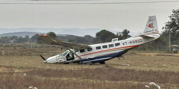 ஒடிசாவில் சிறிய ரக விமானம் தரையில் விழுந்து விபத்து - 6 பேர் காயம்