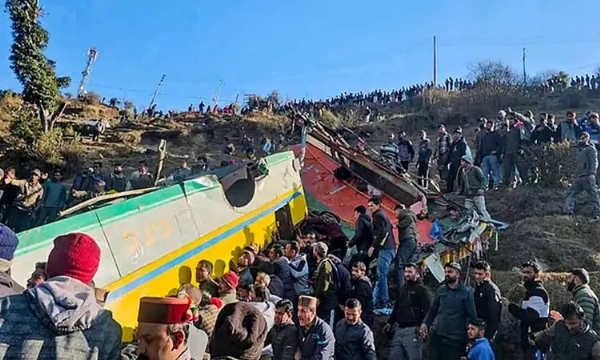 பிரதமர் தேசிய நிவாரண நிதியில் இருந்து இமாசல பிரதேச பஸ் விபத்தில் பலியானவர்களின் குடும்பத்தினருக்கு இழப்பீடு அறிவிப்பு