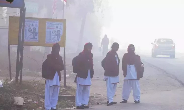 உத்தரபிரதேச மாநிலம் நொய்டாவில் கடும் குளிர் காரணமாக 8ம் வகுப்பு வரையிலான பள்ளிகளுக்கு வரும் 15ம் தேதி வரை விடுமுறை அறிவிப்பு