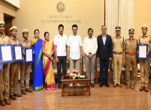 ஊர்க்காவல் படையில் தேர்வான திருநங்கைகளுக்கு நியமன ஆணைகளை முதல்வர்   மு.க.ஸ்டாலின் வழங்கினார்