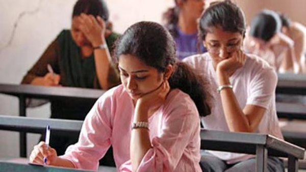 பயிற்சி மையங்களை மாணவர்கள் சார்ந்திருப்பதை குறைக்க 11-ஆம் வகுப்பில் முக்கிய நுழைவுத் தேர்வுகளை நடத்த மத்திய அரசு குழு ஆலோசனை