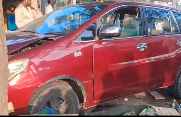 சாலையில் தாறுமாறாக ஓடிய கார் மோதிய விபத்தில்  பூ வியாபாரி உட்பட 3 பேர் படுகாயம்